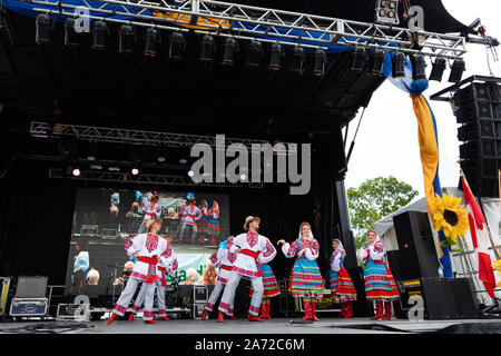 Giovani ucraini di persone in costumi nazionali prendono parte al Montreal Festival ucraino. Gruppi artistici di danzatori provenienti da Ucraina e Canada presente un Foto Stock