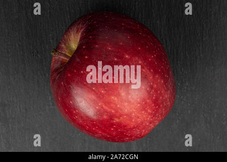 Un intero fresco apple Red delicious flatlay sulla pietra grigia Foto Stock