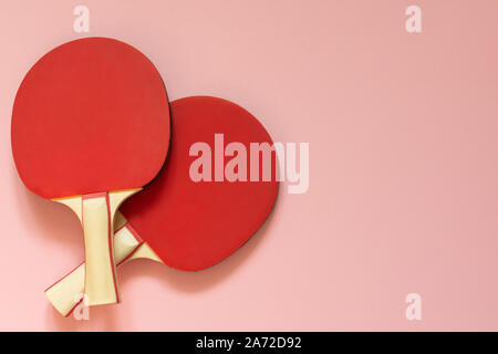 Red tennis ping pong racchette isolata su uno sfondo rosa, attrezzature sportive per il tennis da tavolo Foto Stock