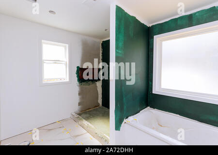 Bagno unfinishing nuovi appartamenti installazione riparazione del muro a secco di finitura interno Foto Stock