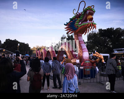 La lanterna Eterna Dragon 27m lunga x 6m alta. Il festival Light Up Melbourne rende omaggio al festival delle Lanterne cinesi Foto Stock