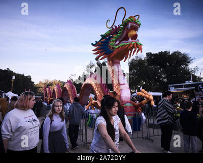 La lanterna Eterna Dragon 27m lunga x 6m alta. Il festival Light Up Melbourne rende omaggio al festival delle Lanterne cinesi Foto Stock