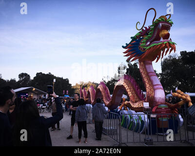 La lanterna Eterna Dragon 27m lunga x 6m alta. Il festival Light Up Melbourne rende omaggio al festival delle Lanterne cinesi Foto Stock