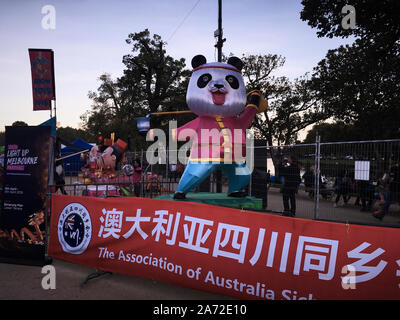 La lanterna Eterna Dragon 27m lunga x 6m alta. Il festival Light Up Melbourne rende omaggio al festival delle Lanterne cinesi Foto Stock