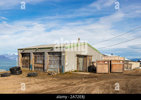 Residenziale di case di legno su una strada sterrata in ingresso dello stagno, Isola Baffin, Canada. Foto Stock