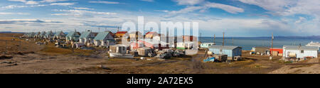 Panorama della zona residenziale di case di legno su una strada sterrata accanto all'aeroporto in ingresso dello stagno, Isola Baffin, Canada. Foto Stock