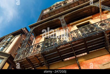 Architettura di Boston e case nel centro storico vicino al punto di riferimento Beacon Hill Foto Stock