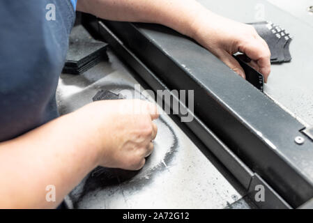 Abbassando i bordi delle parti. Produzione di calzature. Foto Stock