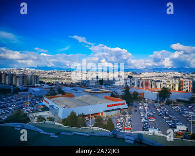 Quito, ECUADOR, 25 Ottobre 2019: Panorama di Quito, Ecuador dal vulcano Pichincha. Foto Stock