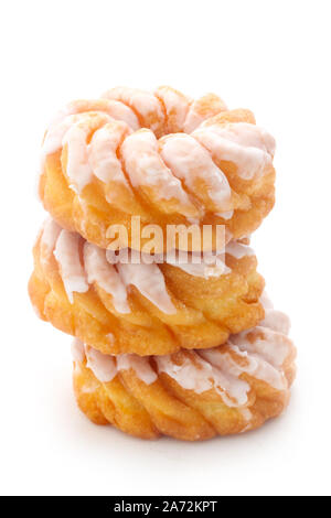 French Crullers isolato su bianco Foto Stock