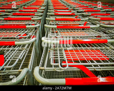 Carrelli per supermercati. Diverse righe di carrelli per supermercati. Angolo di alta. Foto Stock