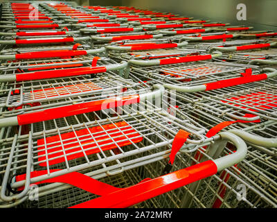 Carrelli per supermercati. Diverse righe di carrelli per supermercati. Angolo di alta. Foto Stock