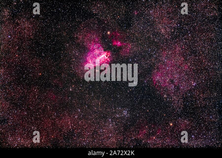 Messier 17, Swan Nebula, aka the Omega o segno di spunta Nebula, con l'open cluster M18 al di sotto di esso. Ho girato questa da casa su una chiara notte (come t Foto Stock