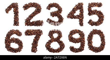 Numeri arabi da appena tostato fave di cacao su un bianco sfondo isolato. caffè modello realizzato da chicchi di caffè. Font per coffein, il concetto Foto Stock