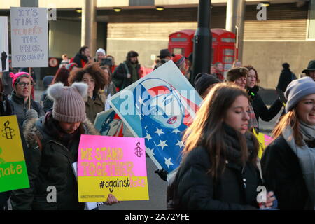 Le donne di marzo a Londra, il 21 gennaio 2017, il primo giorno di Donald Trump assumerà la presidenza. Foto Stock