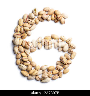 Numero arabo '6' da un non pelati pistacchi su un isolato bianco sullo sfondo. Non pelati pistacchi pattern. cibo sano concetto. Lettere per comp Foto Stock