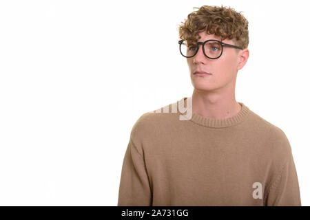 Giovane uomo bello con ricci capelli biondi indossando occhiali da vista Foto Stock