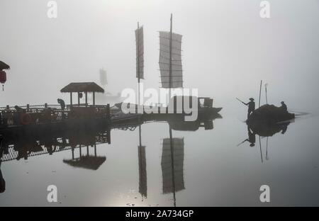 Pechino, Cina. 29 ott 2019. Foto scattata a ott. 29, 2019 mostra il paesaggio del lago Dajiu in Shennongjia, centrale cinese della provincia di Hubei. Credito: Du Huaju/Xinhua/Alamy Live News Foto Stock