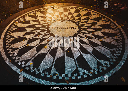 La città di NEW YORK, Stati Uniti d'America - 2017 7 settembre, la didascalia 'Imagine' su 'Beatles" memorial mosaico, in Strawberry Fields (Central Park) in una bellissima Foto Stock