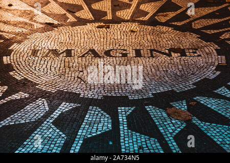 La città di NEW YORK, Stati Uniti d'America - 2017 7 settembre, la didascalia 'Imagine' su 'Beatles" memorial mosaico, in Strawberry Fields (Central Park) in una bellissima Foto Stock