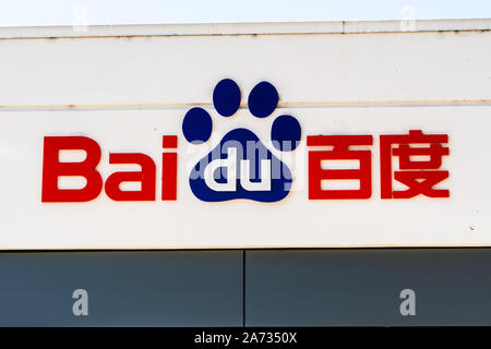 Agosto 13, 2019 Sunnyvale / CA / STATI UNITI D'AMERICA - Close up Baidu logo presso la loro sede nella Silicon Valley; Baidu, Inc. è una multinazionale cinese Foto Stock