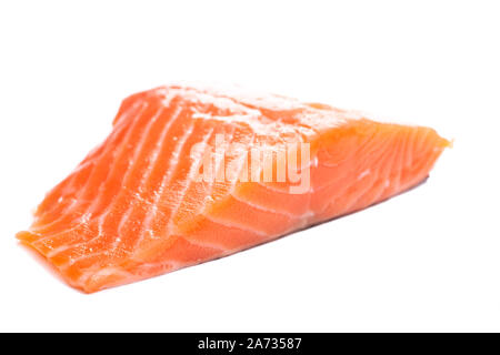 Una rosa di filetto di salmone isolati su sfondo bianco Foto Stock
