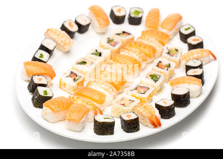 Un piatto pieno di sushi in un buffet a base di pesce Foto Stock