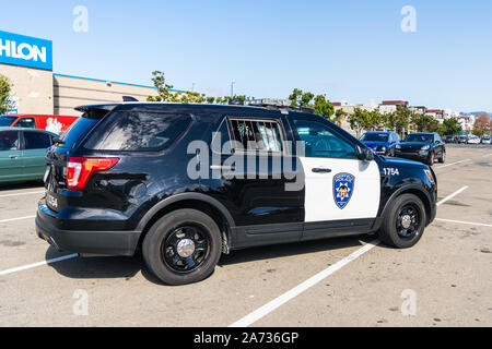 Oct 18, 2019 Emeryville / CA / STATI UNITI D'AMERICA - Emeryville dipartimento di polizia stazionati del veicolo nella parte anteriore del Decathlon negozio di articoli sportivi Foto Stock