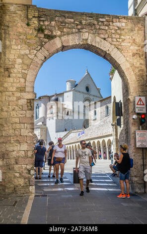 Vista della Piazza Inferiore di San Francesco dalla porta a Via Frate Elia, Basilica di San Francesco di Assisi, Umbria, Italia Foto Stock