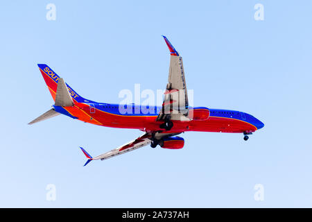 Oct 20, 2019 San Jose / CA / STATI UNITI D'AMERICA - Southwest Airlines gli aeromobili in avvicinamento Norman Y. Mineta San Jose Aeroporto Internazionale e preparare per l'atterraggio; Foto Stock