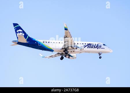 Oct 20, 2019 San Jose / CA / USA - Alaska Airlines aeromobili battenti avvicinando Norman Y. Mineta San Jose Aeroporto Internazionale e preparare per landi Foto Stock