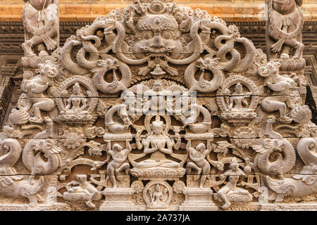 Legno scolpito torana, Nepalese tradizionale Newar architrave della porta. Thamel, Kathmandu, Nepal Foto Stock