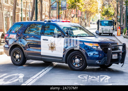 Oct 20, 2019 San Jose / CA / STATI UNITI D'AMERICA - San Jose auto della polizia bloccare una strada nella zona del centro cittadino e per fornire supporto durante un evento Foto Stock