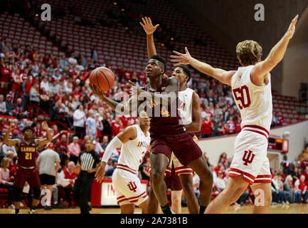 Bloomington, Stati Uniti. 29 ott 2019. Gannon's Frank Webb Jr. (4) gioca contro l'Indiana Hoosiers durante la fiera del NCAA di pallacanestro a Simon Skjodt Assembly Hall in Bloomington.(punteggio finale; Indiana University 84:54 Gannon) Credito: SOPA Immagini limitata/Alamy Live News Foto Stock