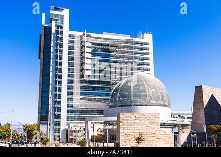 Oct 20, 2019 San Jose / CA / STATI UNITI D'AMERICA - Il moderno palazzo Municipale di San Jose in una giornata di sole; Silicon Valley, California Foto Stock