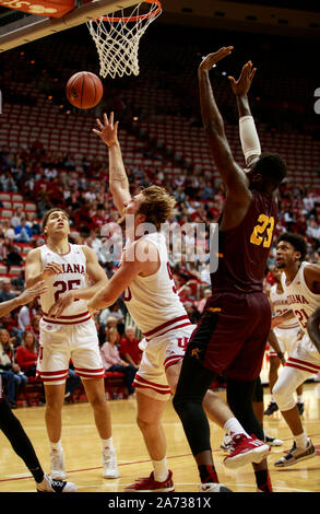 Bloomington, Stati Uniti. 29 ott 2019. Indiana University di Joey schifezza (50) gioca contro Gannon durante la fiera del NCAA di pallacanestro a Simon Skjodt Assembly Hall in Bloomington.(punteggio finale; Indiana University 84:54 Gannon) Credito: SOPA Immagini limitata/Alamy Live News Foto Stock