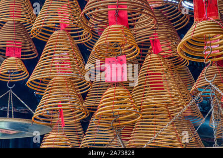 Shau Kai Tempio Wan, bruciatori di incenso, Hong Kong Foto Stock