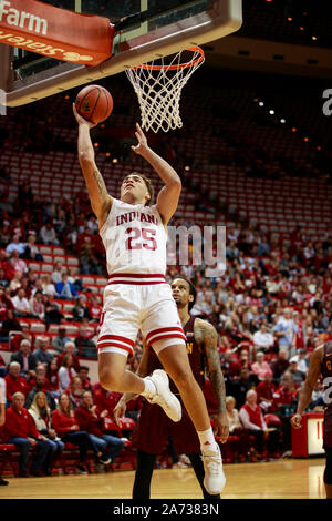 Bloomington, Stati Uniti. 29 ott 2019. Indiana University di gara di Thompson (25) gioca contro Gannon durante la fiera del NCAA di pallacanestro a Simon Skjodt Assembly Hall in Bloomington.(punteggio finale; Indiana University 84:54 Gannon) Credito: SOPA Immagini limitata/Alamy Live News Foto Stock