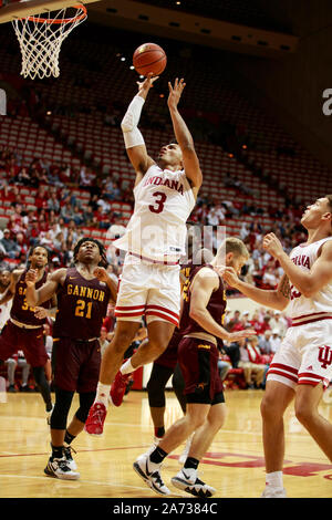 Bloomington, Stati Uniti. 29 ott 2019. Indiana University di Justin Smith (3) gioca contro Gannon durante la fiera del NCAA di pallacanestro a Simon Skjodt Assembly Hall in Bloomington.(punteggio finale; Indiana University 84:54 Gannon) Credito: SOPA Immagini limitata/Alamy Live News Foto Stock