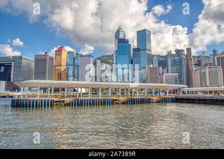 Hong Kong Central Pier e il paesaggio urbano con raccolta nubi. Foto Stock