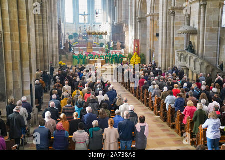 Cattolica servizio domenicale con monsignor Ludwig Schick presso la Bamberger Dom/Cattedrale di Bamberga, Alta Franconia, Baviera, Germania, Europa Foto Stock