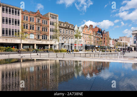 Vetrine e edifici affacciati Nottingham Piazza del Mercato Vecchio, lunga fila, Nottingham City Centre, England, Regno Unito Foto Stock