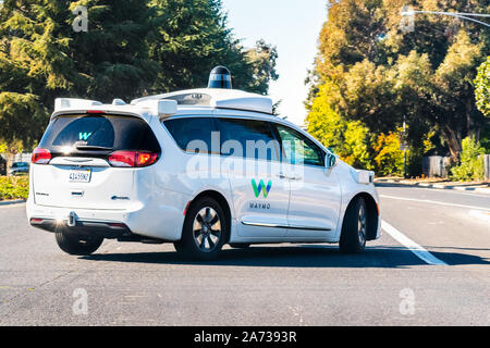 Oct 26, 2019 Sunnyvale / CA / STATI UNITI D'AMERICA - Waymo auto auto pilotaggio effettuando test su una strada vicino a Google di uffici, Silicon Valley; Waymo, filiale di Foto Stock