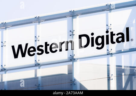 Oct 27, 2019 Milpitas / CA / STATI UNITI D'AMERICA - Western Digital logo presso la sede nella Silicon Valley; Western Digital Corporation è un americano di computer har Foto Stock