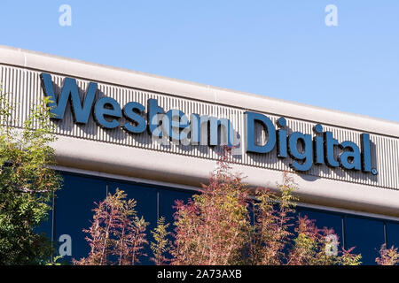 Oct 27, 2019 Milpitas / CA / STATI UNITI D'AMERICA - Western Digital logo presso la sede nella Silicon Valley; Western Digital Corporation è un americano di computer har Foto Stock