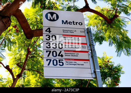 LA metropolitana fermata firmare su Santa Monica Blvd, West Hollywood Foto Stock