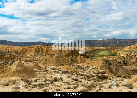 Colline erose e canyon nella massa bianca della spagnola semi-deserto Bardenas Reales Foto Stock