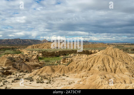 Colline erose e canyon nella massa bianca della spagnola semi-deserto Bardenas Reales Foto Stock