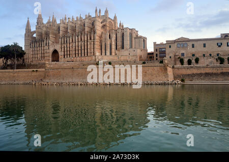 La medioevale gotica Cattedrale cattolica romana di Santa Maria di Palma di Mallorca, Spagna UE. Foto Stock