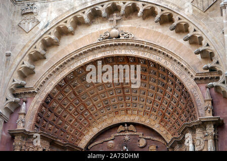 Dettaglio sopra la porta su la gotica Cattedrale cattolica romana di Santa Maria di Palma di Mallorca, Spagna UE. Foto Stock